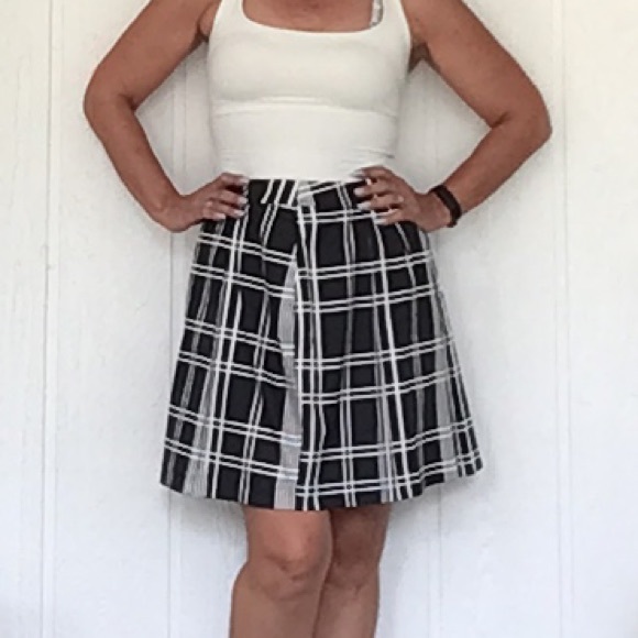 BANANA REPUBLIC BLACK AND WHITE FLARED SKIRT SIZE 8 - Picture 3 of 9